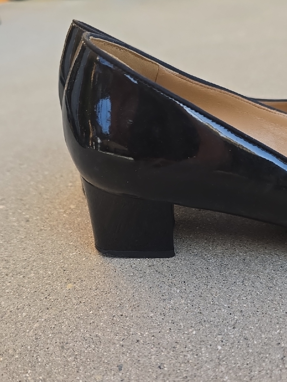 Salvatore Ferragamo Black Patent Vara Bow Block Heels Size 9 - Picture 2 of 13